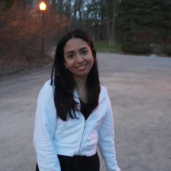 Meet your Posher, Cassandra - Picture 1 of 1